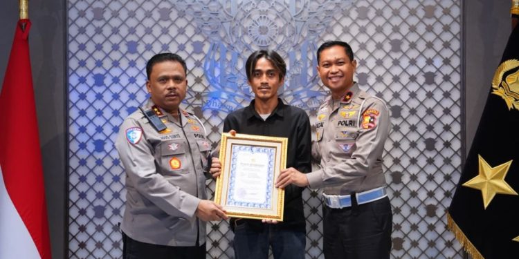 Kakorlantas Polri Beri Penghargaan Spesial untuk Sopir Truk Heroik di Tol Japek