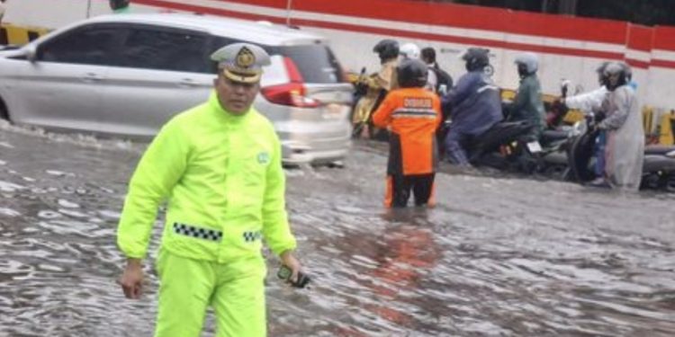 Banjir di Sejumlah Titik di Jakarta, Polantas Berjibaku Atur Lalin