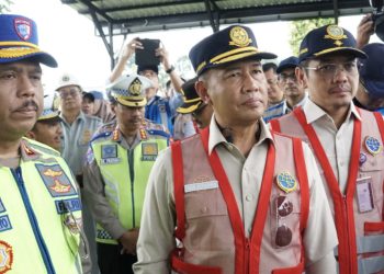 Direktur Jenderal Perhubungan Darat, Aan Suhanan bersama Dirut PT Jasa Marga, Kakorlantas Polri, dan Dirut Jasa Raharja meninjau kesiapan proyek Tol Yogyakarta-Bawen dan proyek Tol Solo-Yogyakarta