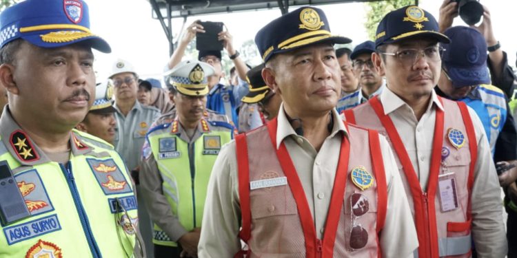 Direktur Jenderal Perhubungan Darat, Aan Suhanan bersama Dirut PT Jasa Marga, Kakorlantas Polri, dan Dirut Jasa Raharja meninjau kesiapan proyek Tol Yogyakarta-Bawen dan proyek Tol Solo-Yogyakarta