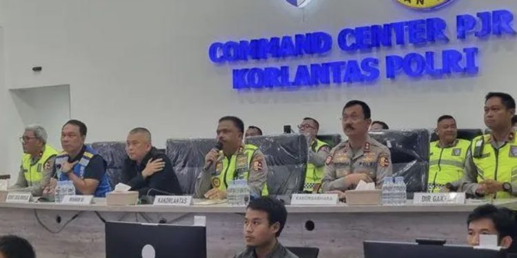 Kakorlantas Polri Irjen Agus Suryonugroho bersama Menhub Dudy Purwagandhi dan Kakorsabhara Mulia Hasadungan Ritonga 1