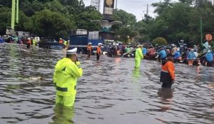 Banjir di Sejumlah Titik di Jakarta, Polantas Berjibaku Atur Lalin