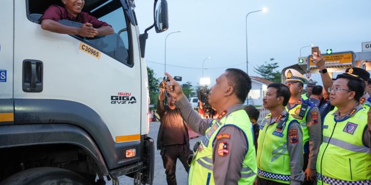 Kakorlantas Putar Balikkan Kendaraan Sumbu Tiga