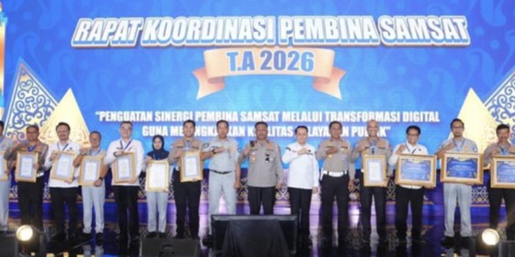 Kakorlantas Berikan Penghargaan Kepada Polda Berinovasi dalam Pelayanan Samsat